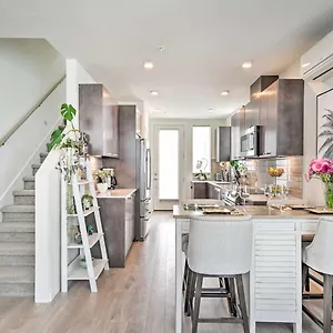 Stylish Townhome In Ballard Apartment